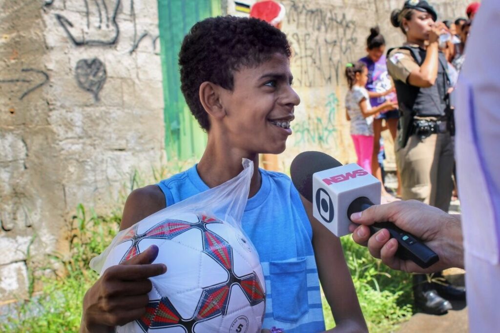 A boy interviewed on camera during the 2017 Globo coverage