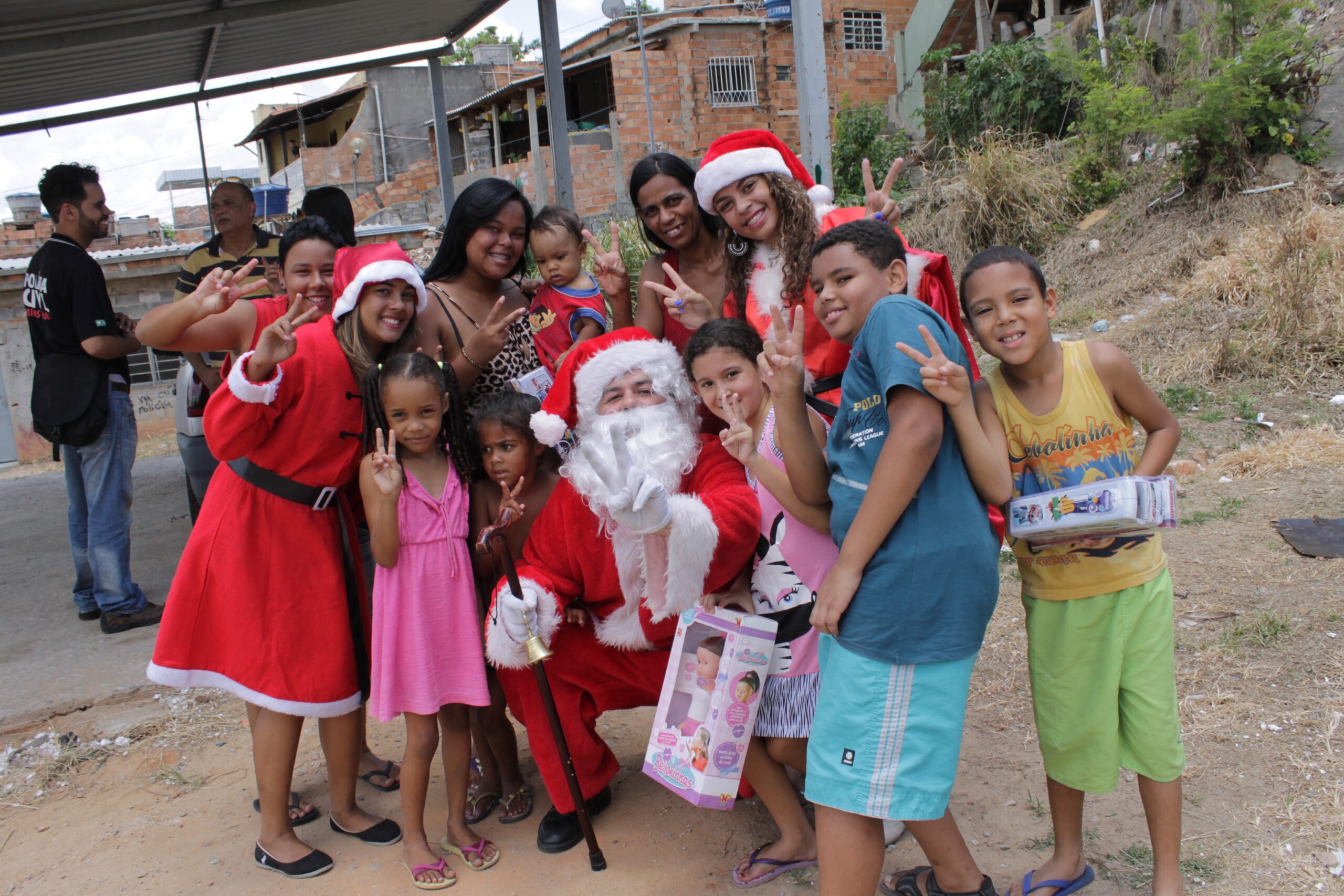Santa surrounded by children on Christmas morning in Belo Horizonte