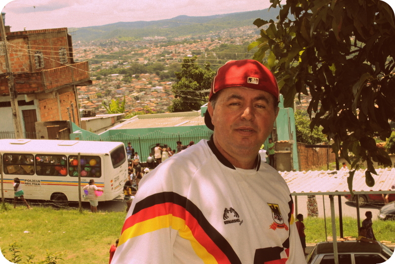 Heleno Doria in a Santa cap overlooking the Venda Nova hillside