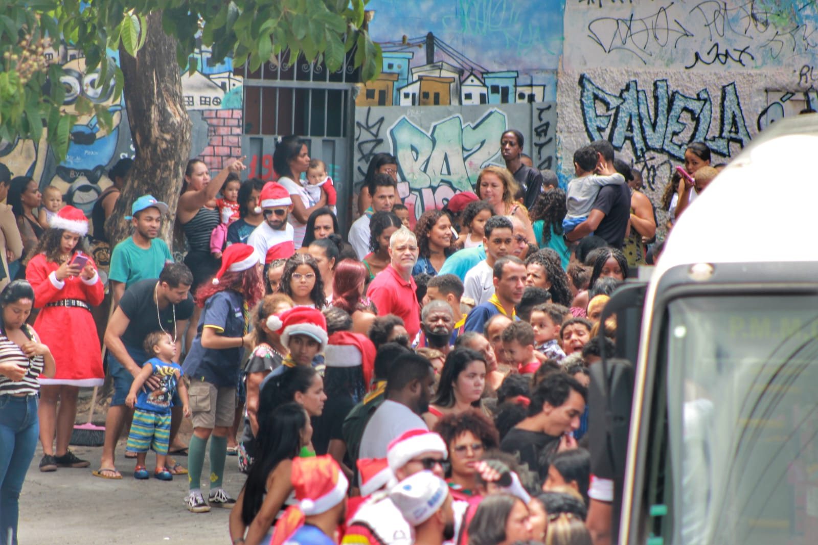 Children waiting for the motorcade, 2022